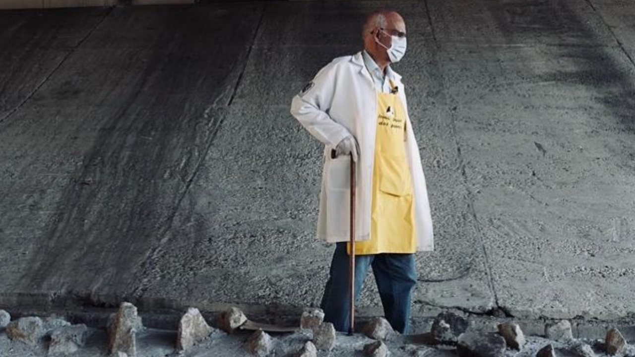 Padre Júlio Lancellotti quebra pedras instaladas pela Prefeitura sob viadutos de SP. (Foto: Henrique de Campos)