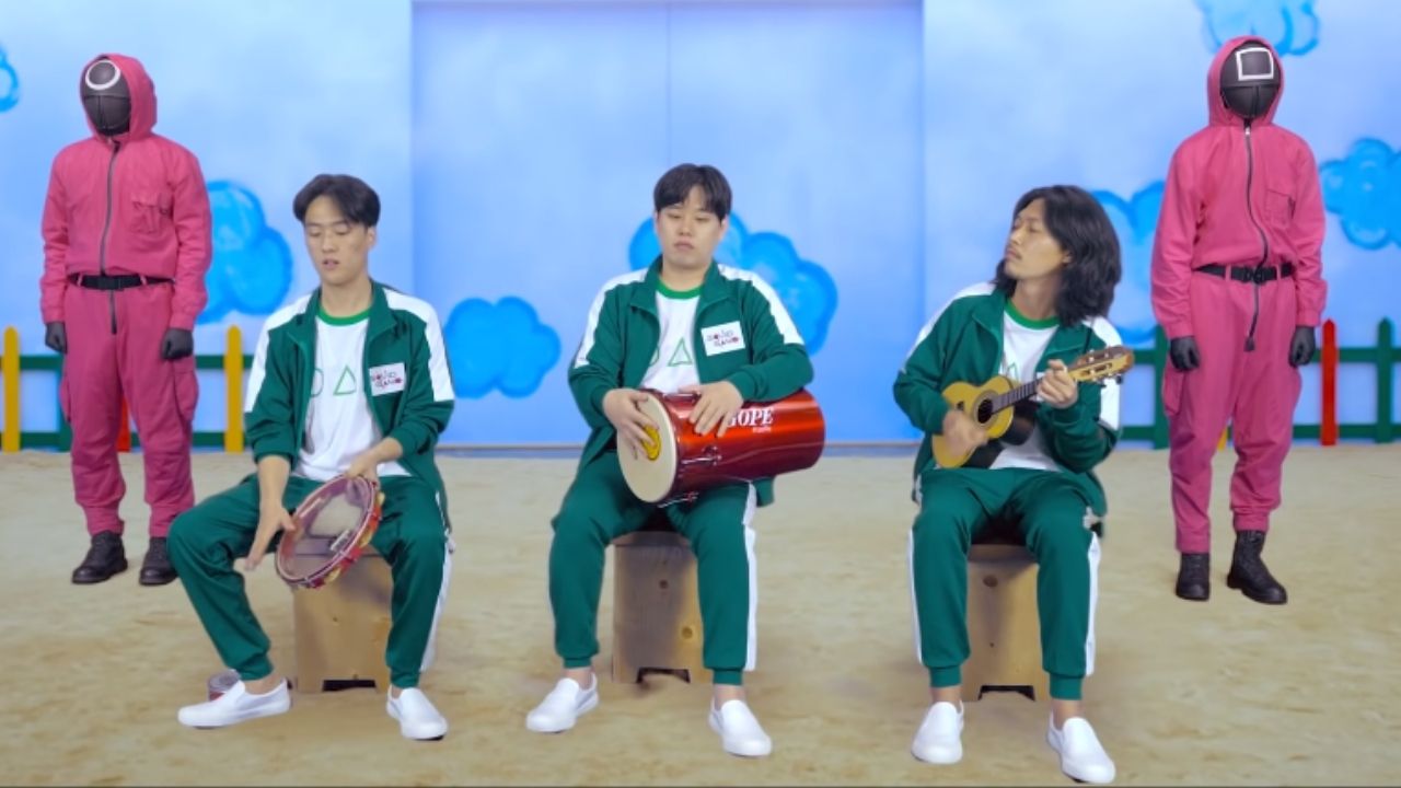 Grupo coreano de pagode tell a tale em vídeo da Netflix (Foto: Reprodução/YouTube)