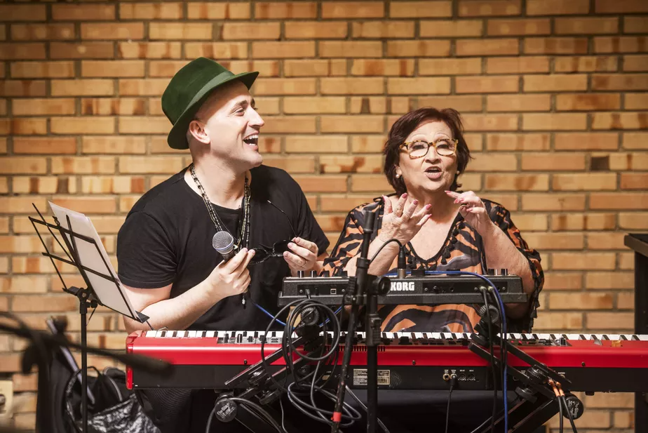 Paulo Gustavo e dona Déa Lúcia: último espetáculo do humorista ao lado da mãe é tema de documentário que estreia em dezembro (Reprodução)