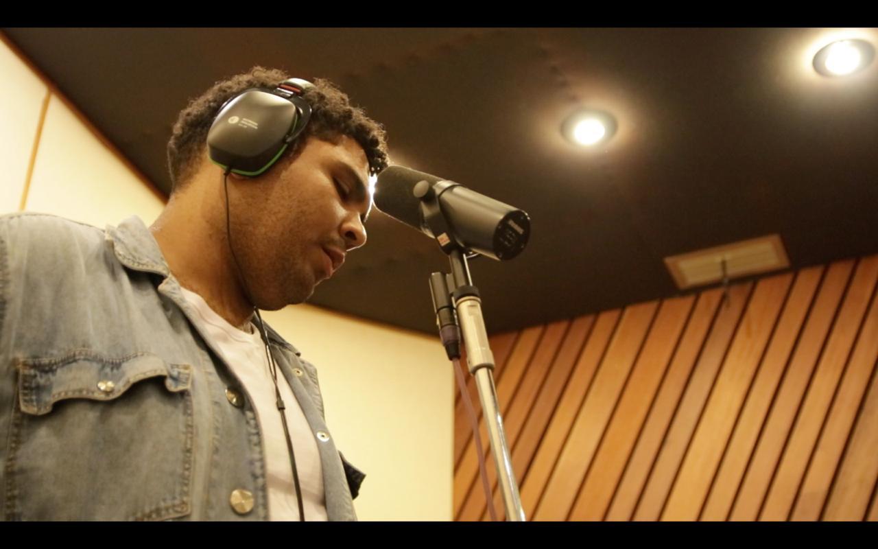 Paulo Vieira, durante a gravação da música "Mãe Sampa" (Foto: Divulgação)