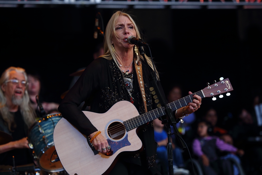 Pegi Young & The Survivors durante show beneficente, em 2014, para arrecadar fundos para a The Bridge School (Foto: John Davisson/Invision/AP)