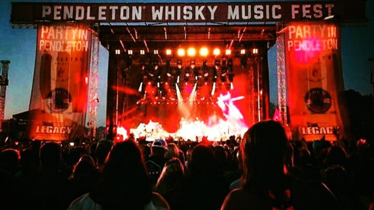 Surtos de covid após festivais nos EUA levantam preocupações de transmissão ao ar livre