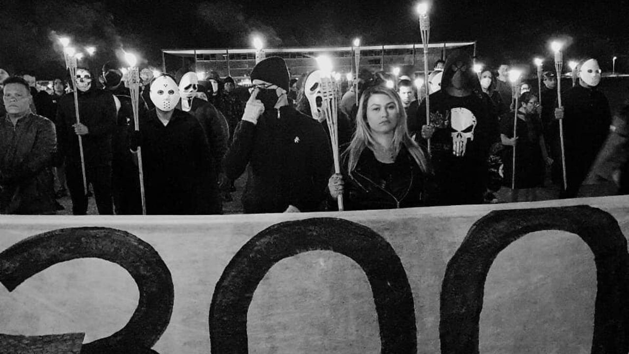 Foto do protesto do grupo 300 do Brasil (Foto: Reprodução / Instagram / 300 do Brasil Oficial)