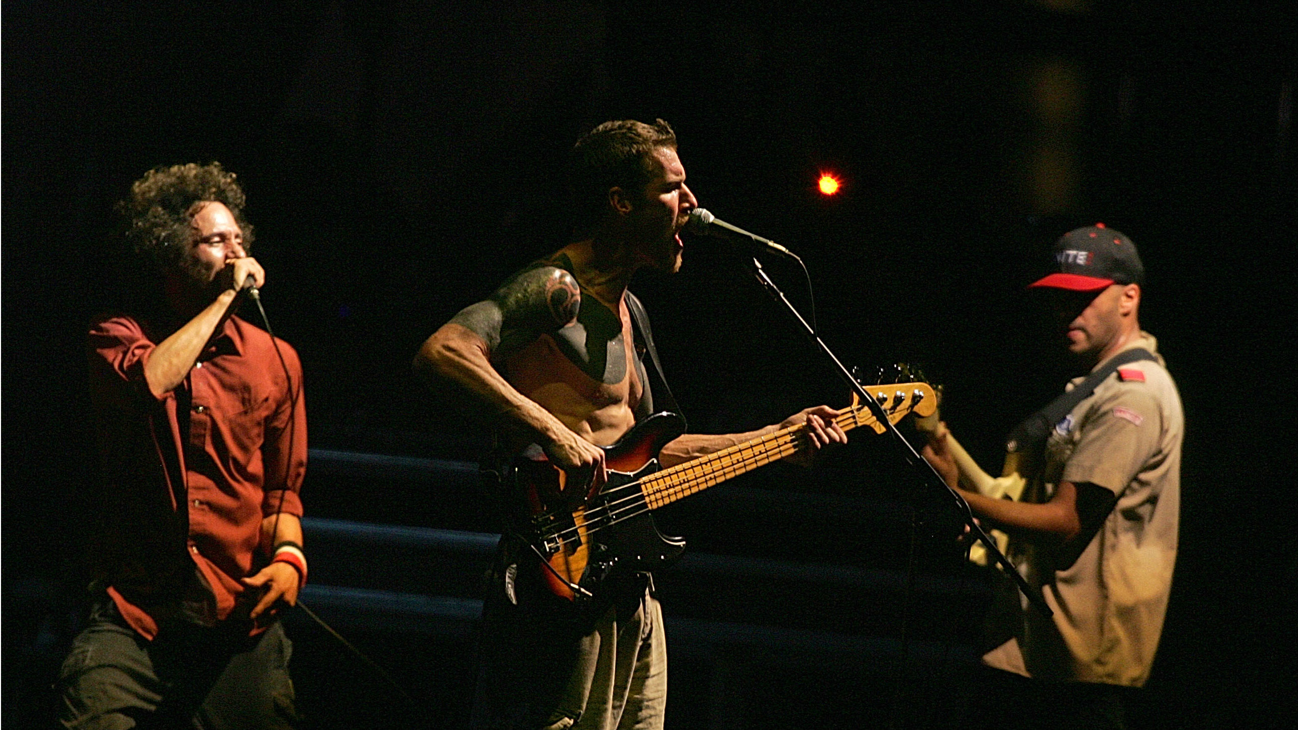Zack de la Rocha, Tim Commerford e Tom Morello do Rage Against The Machine (Foto: AP Photo/Branimir Kvartuc)