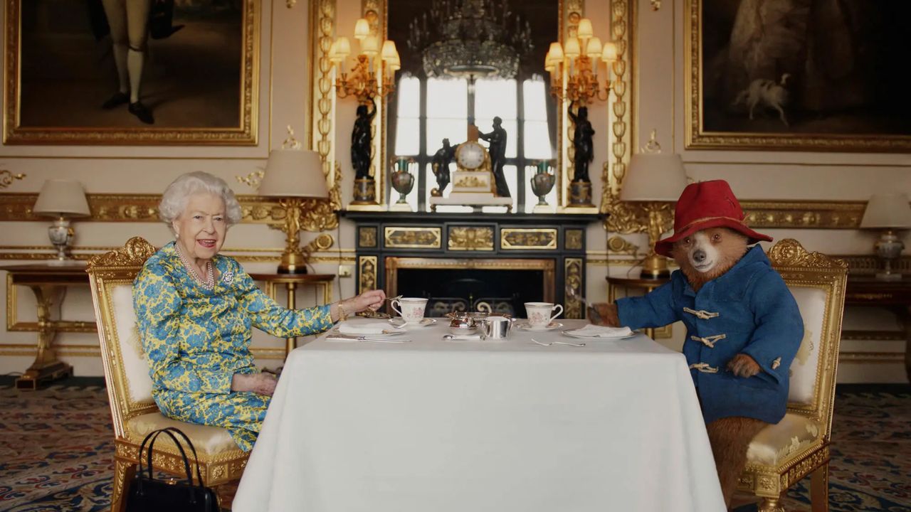 Elizabeth II e Paddington tocam Queen para comemorar Jubileu da rainha