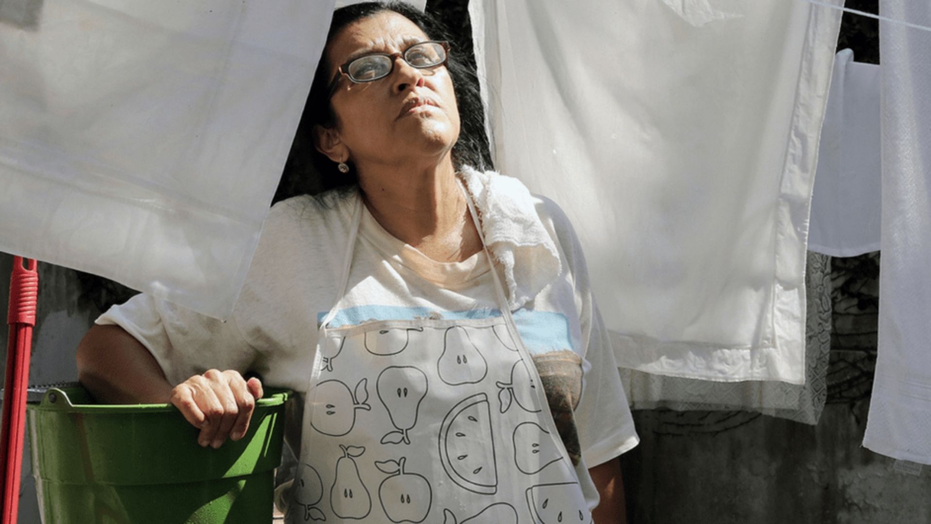 Regina Casé em Que Horas Ela Volta? (Foto: Divulgação) 