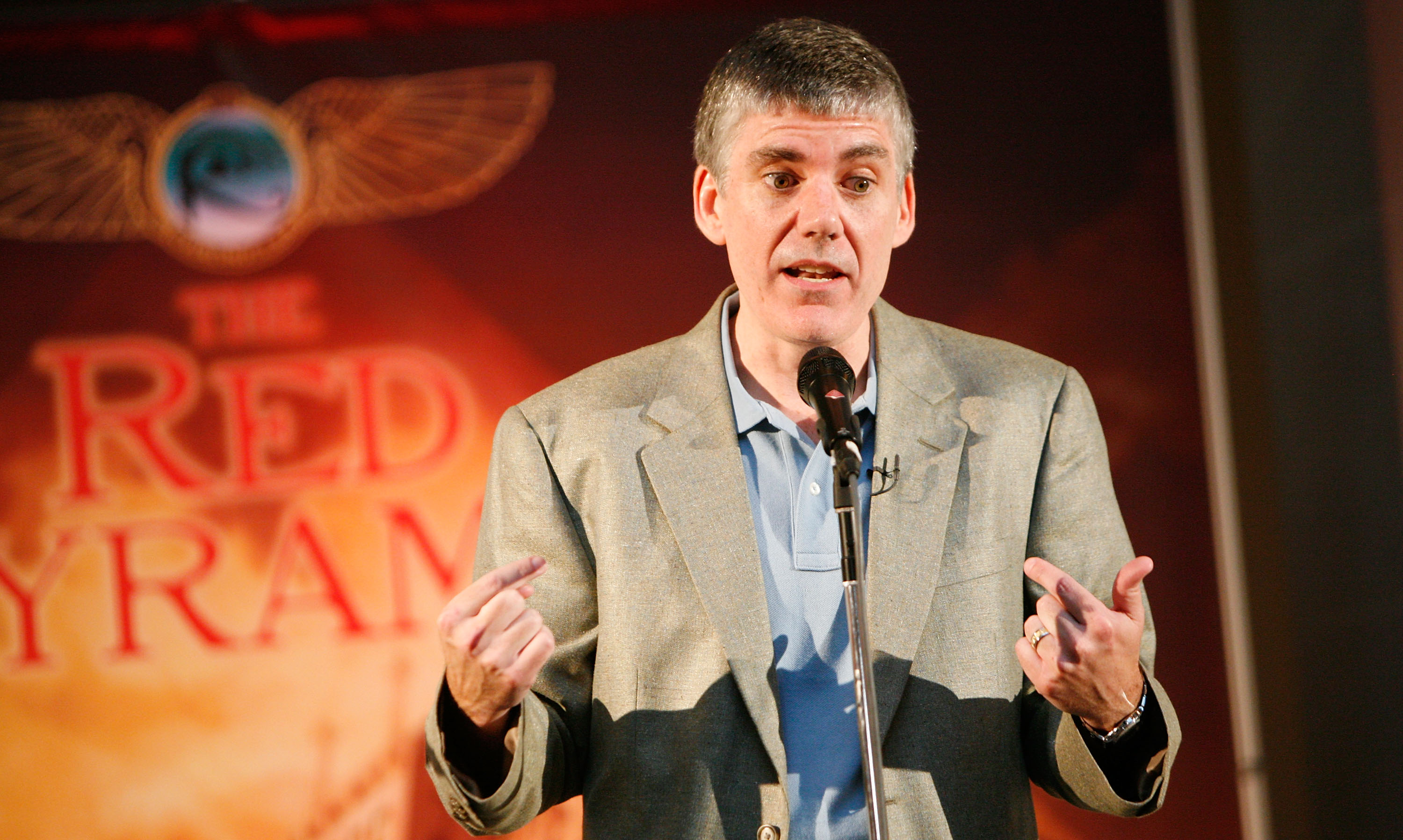 Rick Riordan no lançamento do livro The Red Pyramid em 2010 (Foto: Getty Images /Amy Sussman)