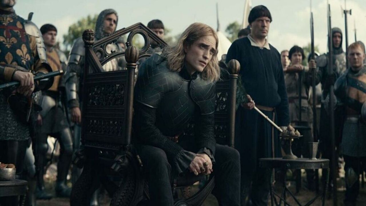 Robert Pattinson em cena de 'The King' (Foto: Reprodução / Netflix)