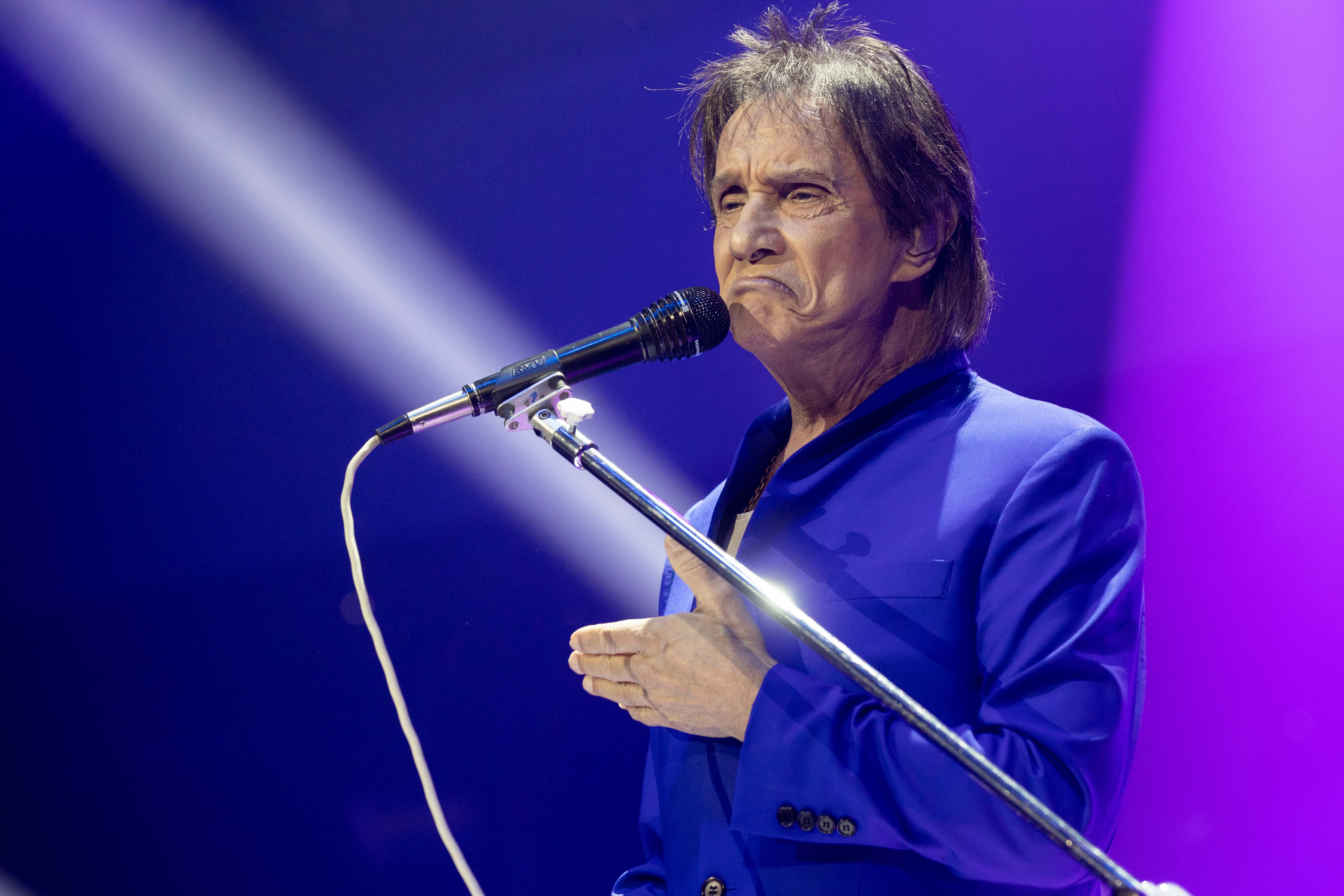 Roberto Carlos encanta o público durante show no Espaço das Américas, em SP