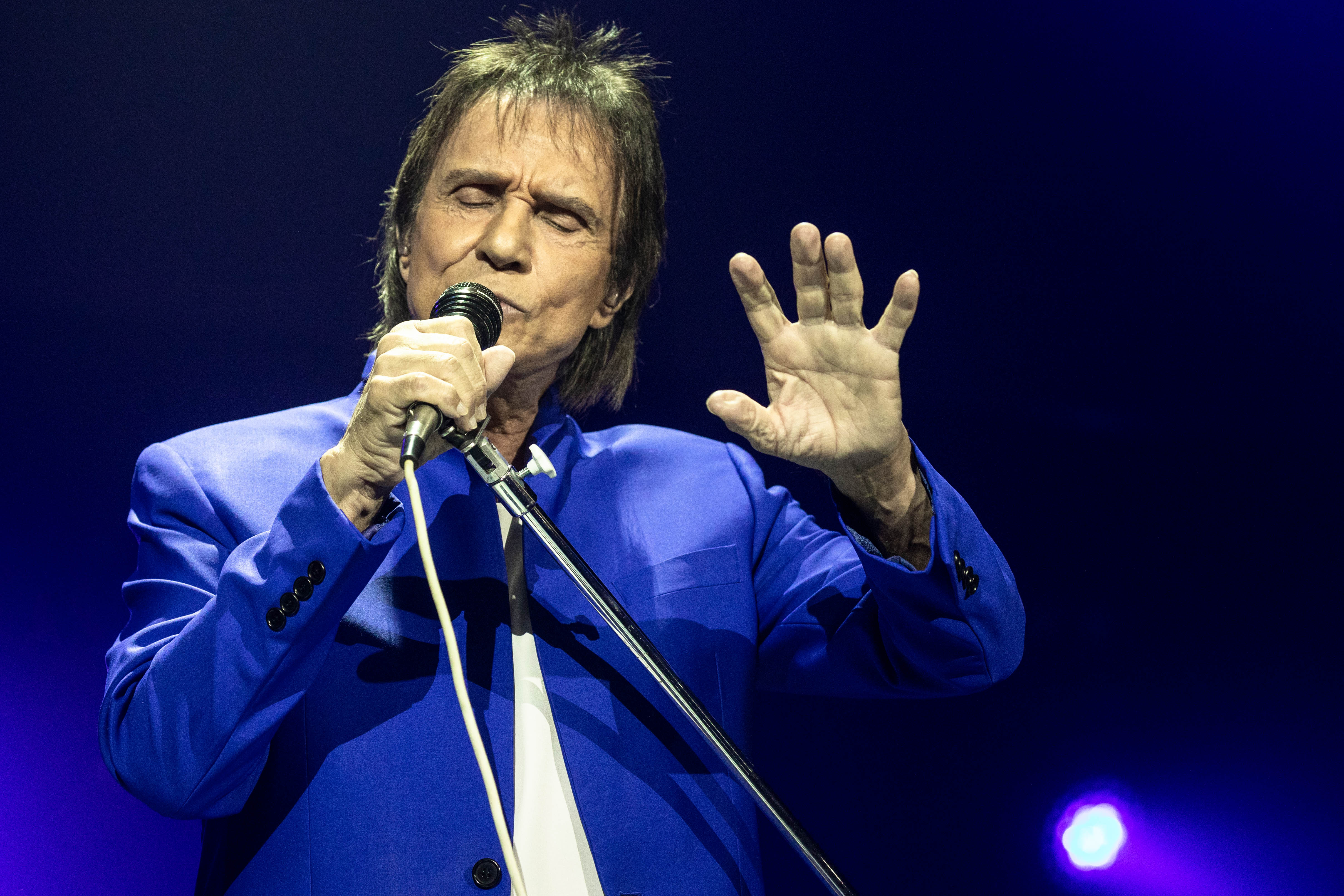 Roberto Carlos encanta o público durante show no Espaço das Américas, em SP