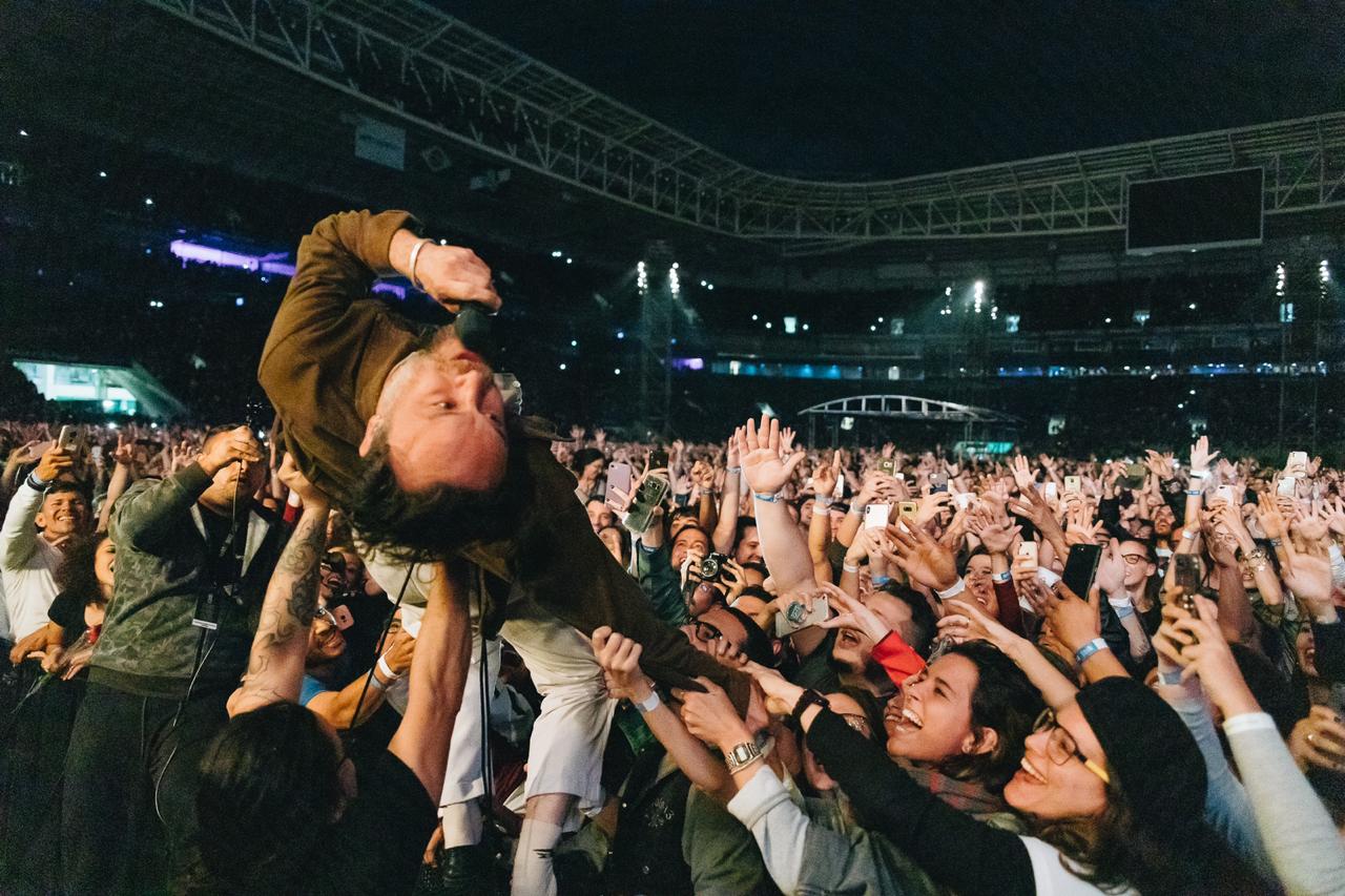 Rodrigo Amarante, dos Los Hermanos, se joga nos braços do público (Foto: Breno Galtier / Divulgação)