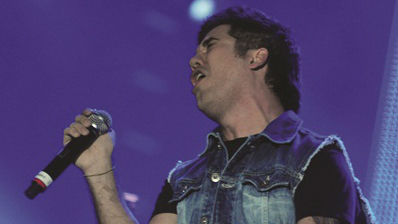 Rogério Flausino no show-tributo ao Legião Urbana