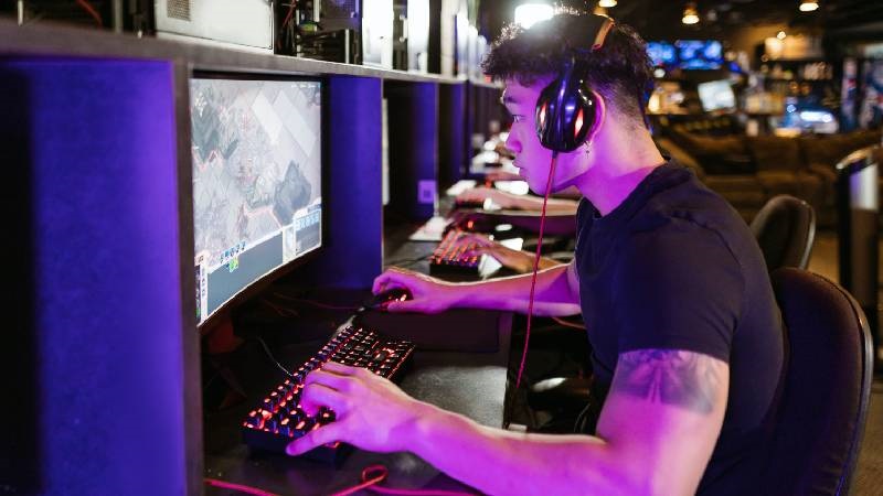 Usuário utilizando computador para jogar um jogo eletrônico de estratégia