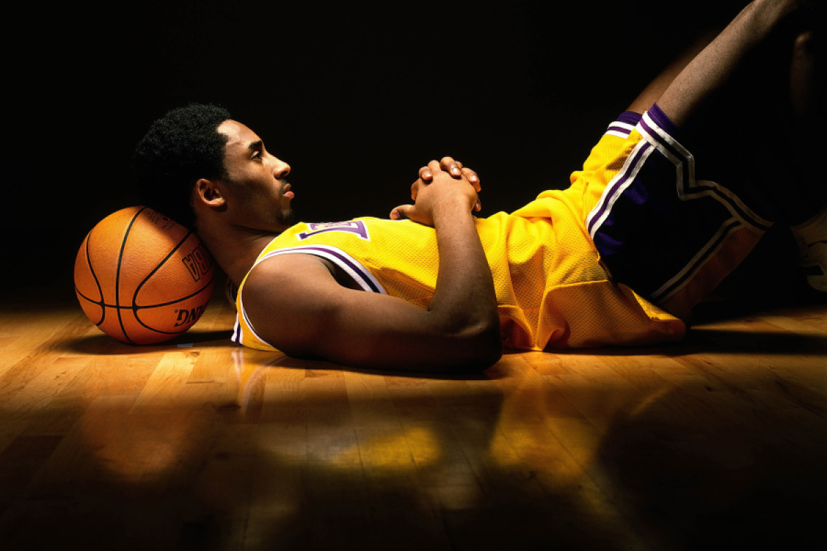 Kobe Bryant com a camisa 8 dos Lakers, em 1998, Los Angeles (foto: Jon Soohoo/ NBAE/Getty)