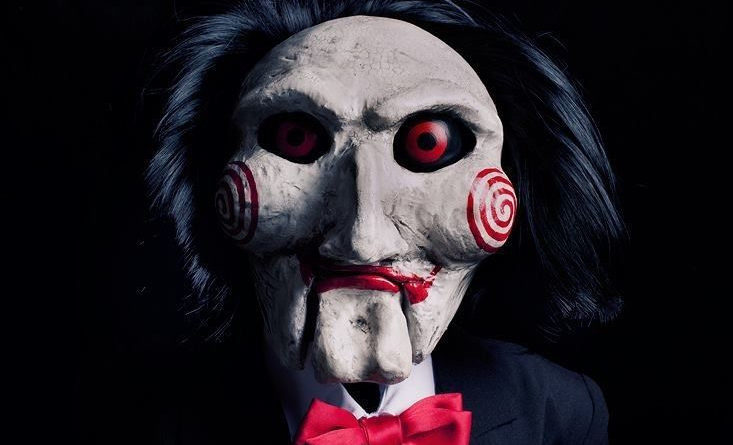 Já a aterrorizante franquia de Jogos Mortais, com suas críticas à sociedade e aos homens, foram mais de 700 milhões de dólares arrecadados