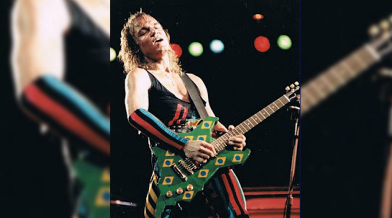 Matthias Jabs com a guitarra comemorativa do Rock In Rio, em 1985 (Foto: Scorpions Brazil)