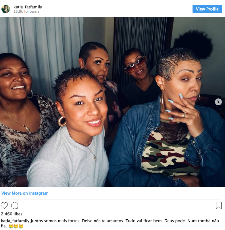 Integrantes do Fat Family raspam cabelo em solidariedade à vocalista que descobriu estar com câncer