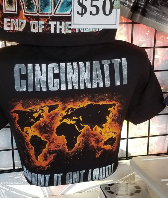 Camiseta oficial do Kiss vendida em show