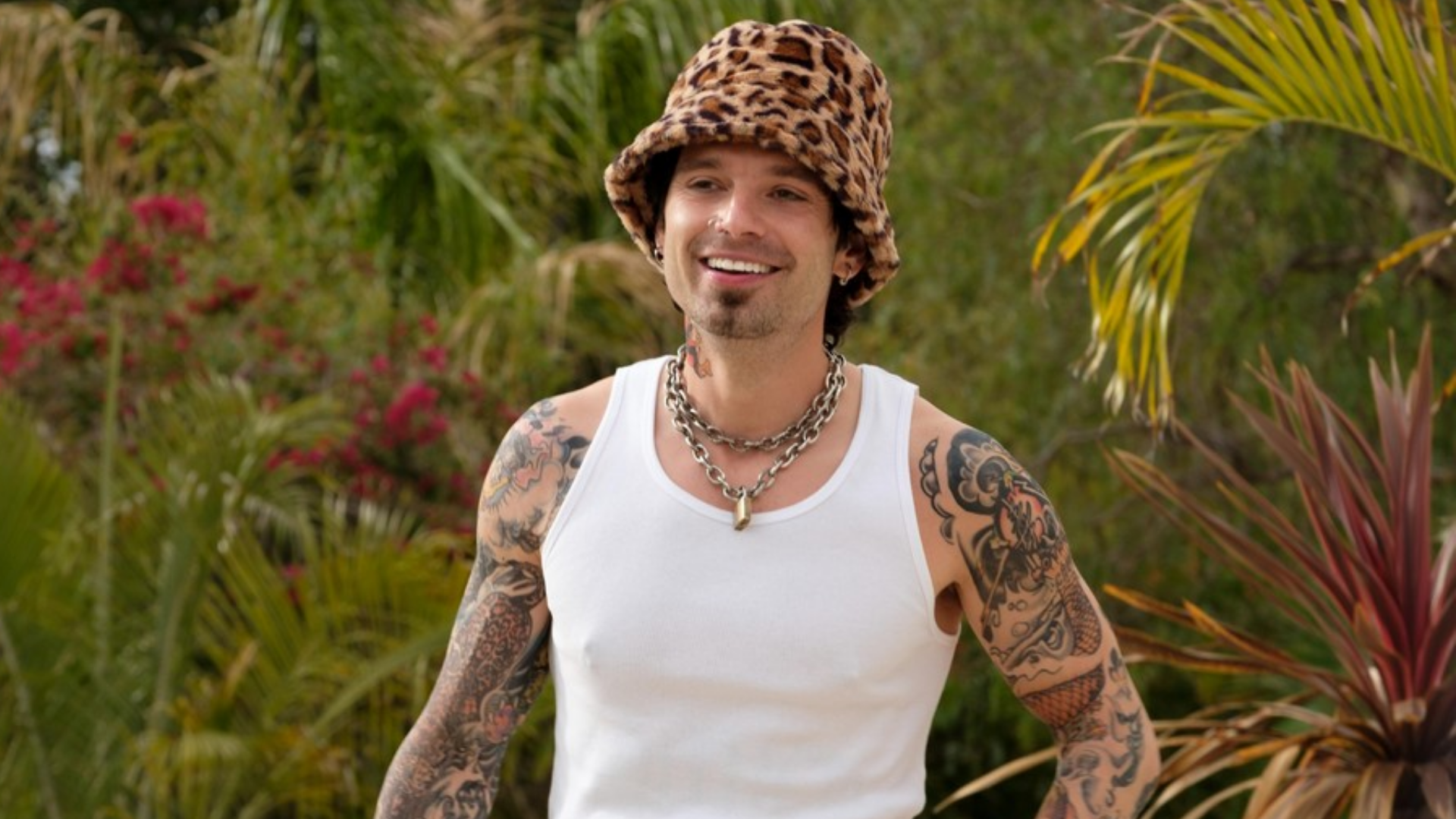 Sebastian Stan em Pam & Tommy (Foto: Reprodução / Rotten Tomatoes)