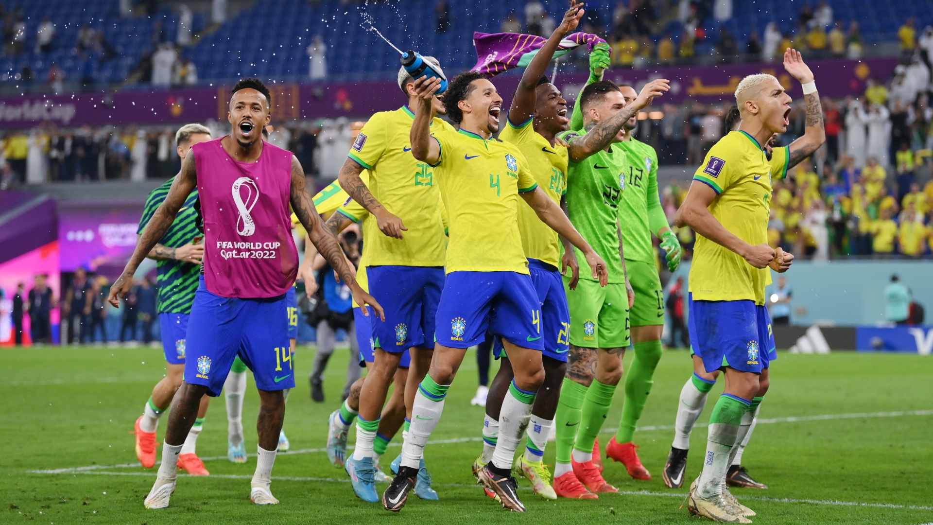 Jogadores brasileiros comemorando a vitória contra a Coreia do Sul (Foto: Getty Images)