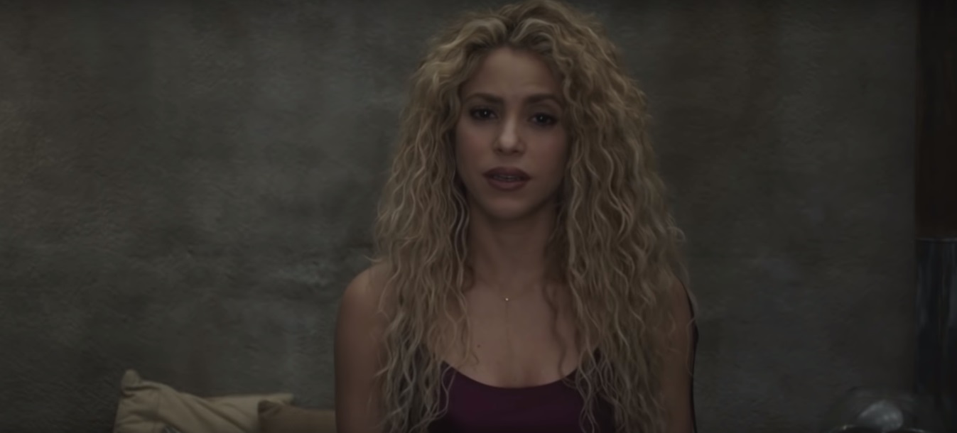 A cantora Shakira no clipe de "Nada" (Reprodução)
