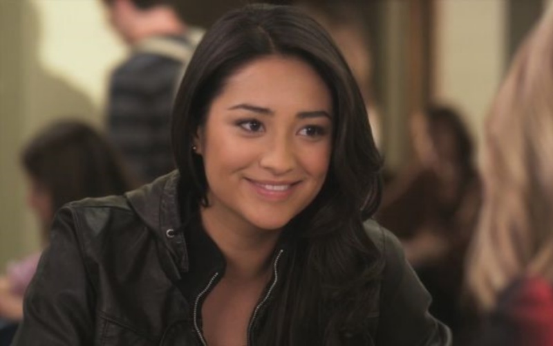 shay mitchell em pretty little liars
