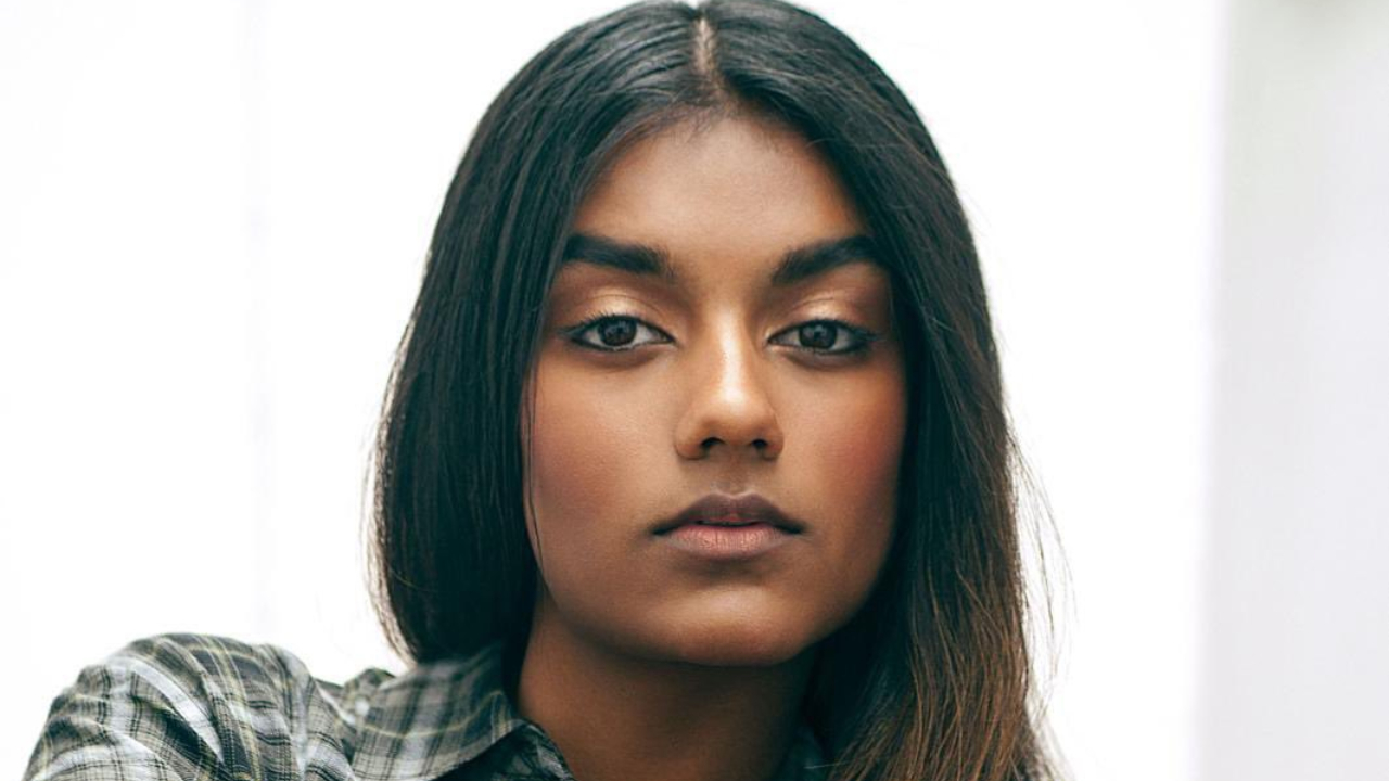 Simone Ashley (Foto: Reprodução/Netflix)