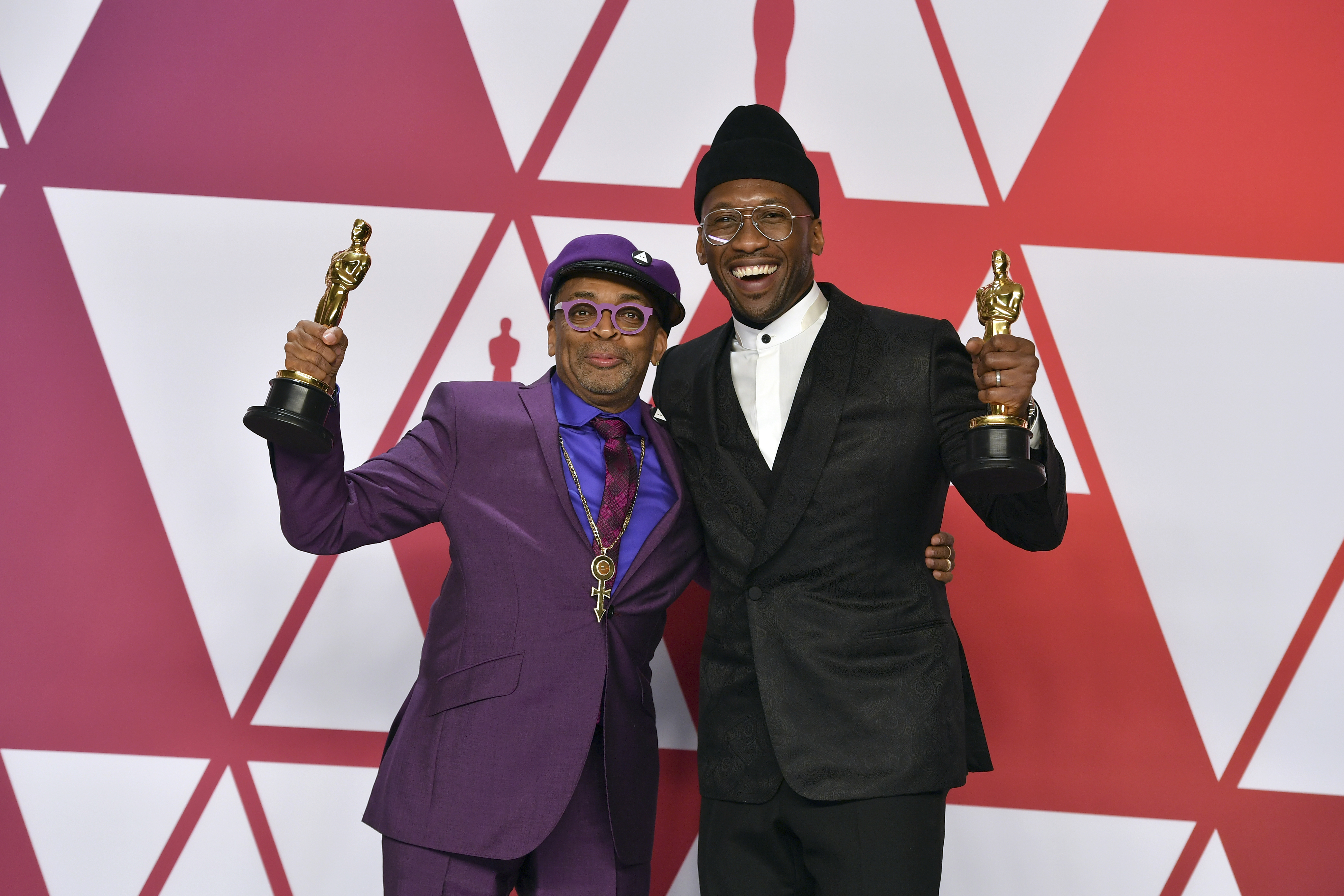 Spike Lee e Mahershala Ali exibem suas estatuetas do Oscar (Foto: Jordan Strauss/Invision/AP)