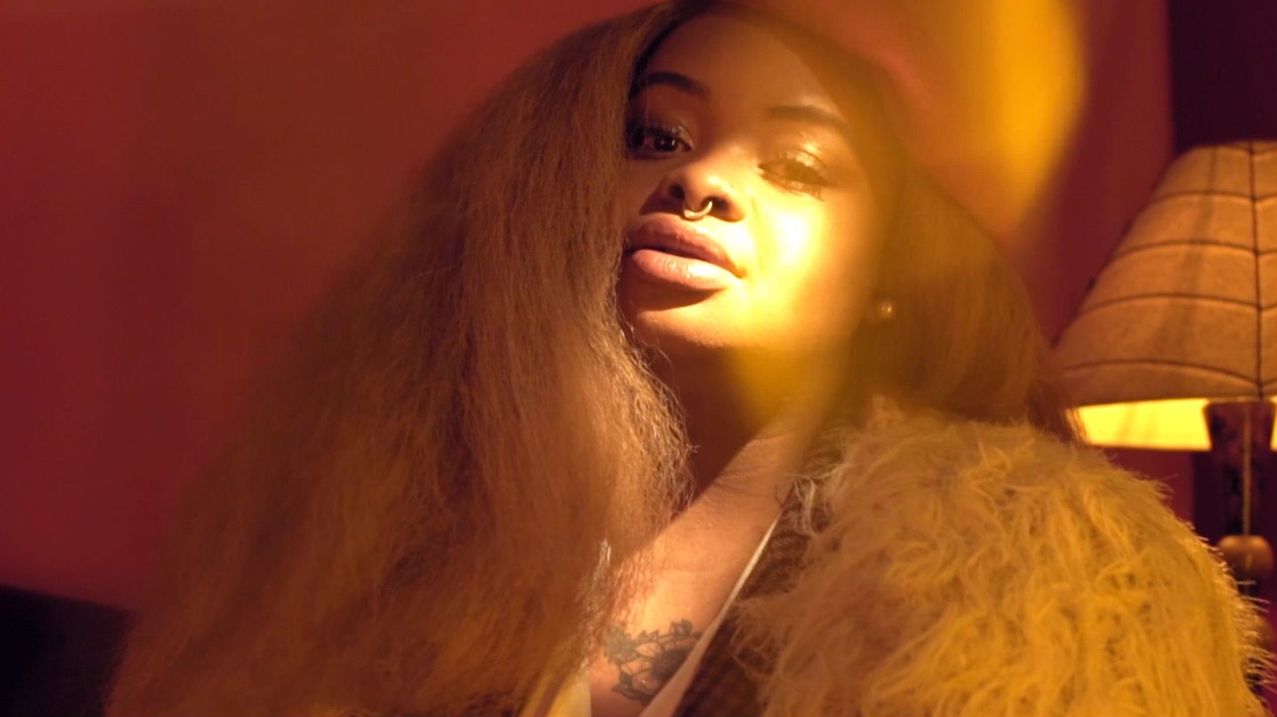 Tássia Reis, no clipe de Ansiejazz