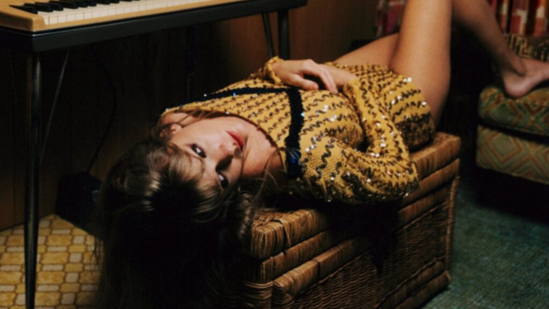 Taylow Swift em foto de divulgação de Midnights (Foto: Divulgação)