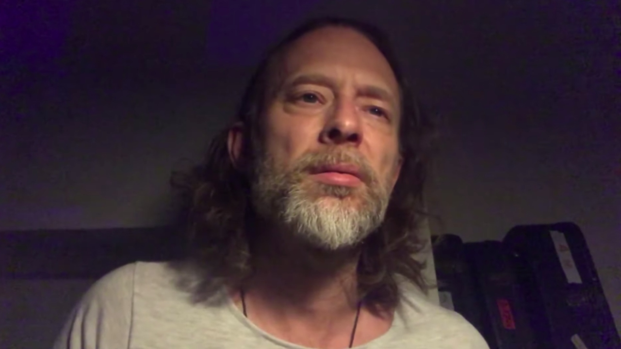 Thom Yorke se apresenta ao vivo no Tonight Show com Jimmy Fallon (Foto: YouTube / Reprodução)