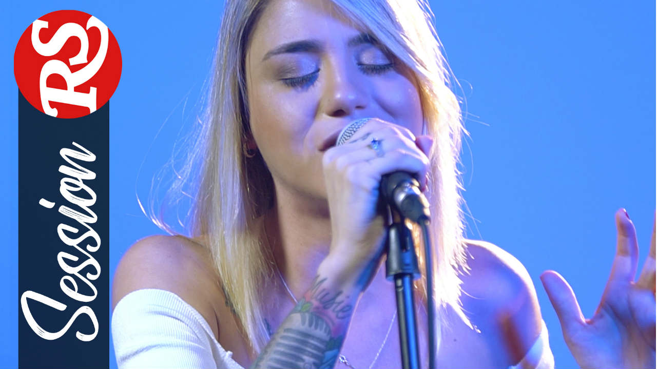 Cyntia Luz gravou uma session no YouTube da Rolling Stone Brasil