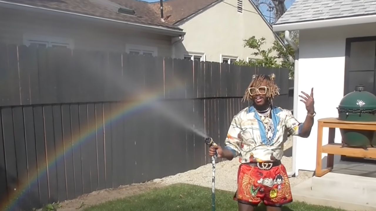 Thundercat no clipe de "Dragonball Durag" (Foto: Reprodução)