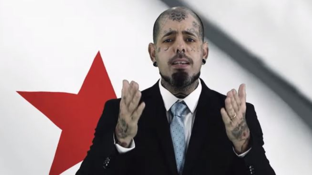 Tico Santa Cruz no clipe de 'Político de Estimação' (Foto: YouTube / Reprodução)