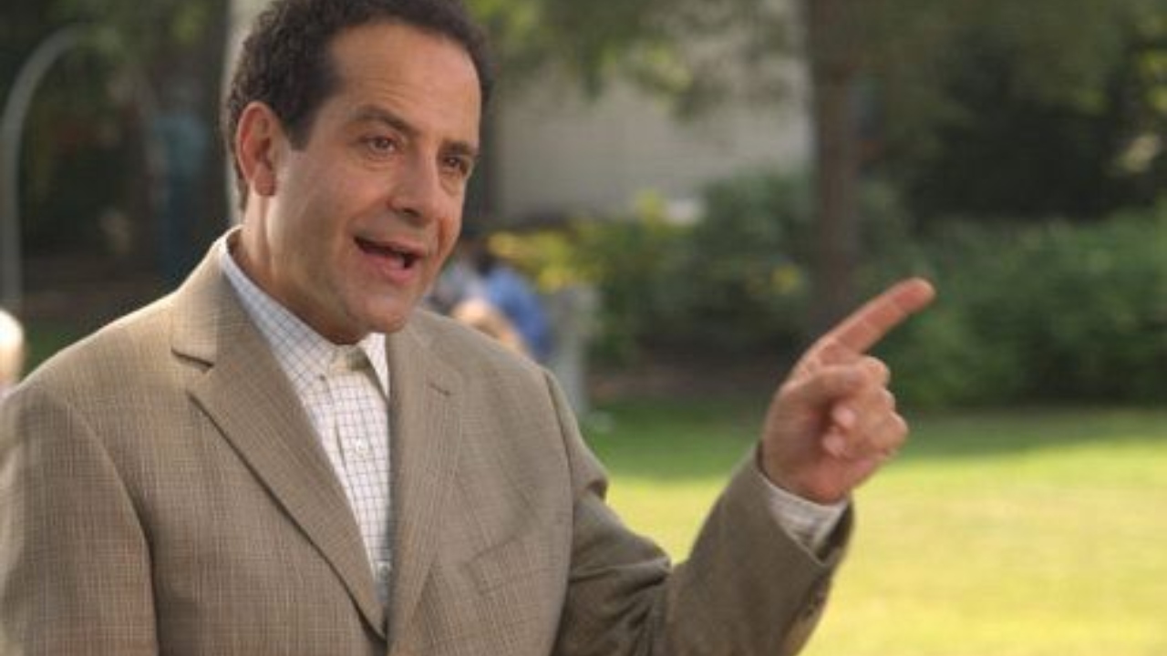 Tony Shalhoub em Monk: Um Detetive Diferente (Foto: Reprodução via IMDB)