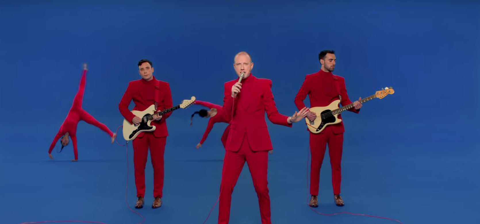 Two Door Cinema Club no clipe ''Talk'' (Foto: Reprodução)