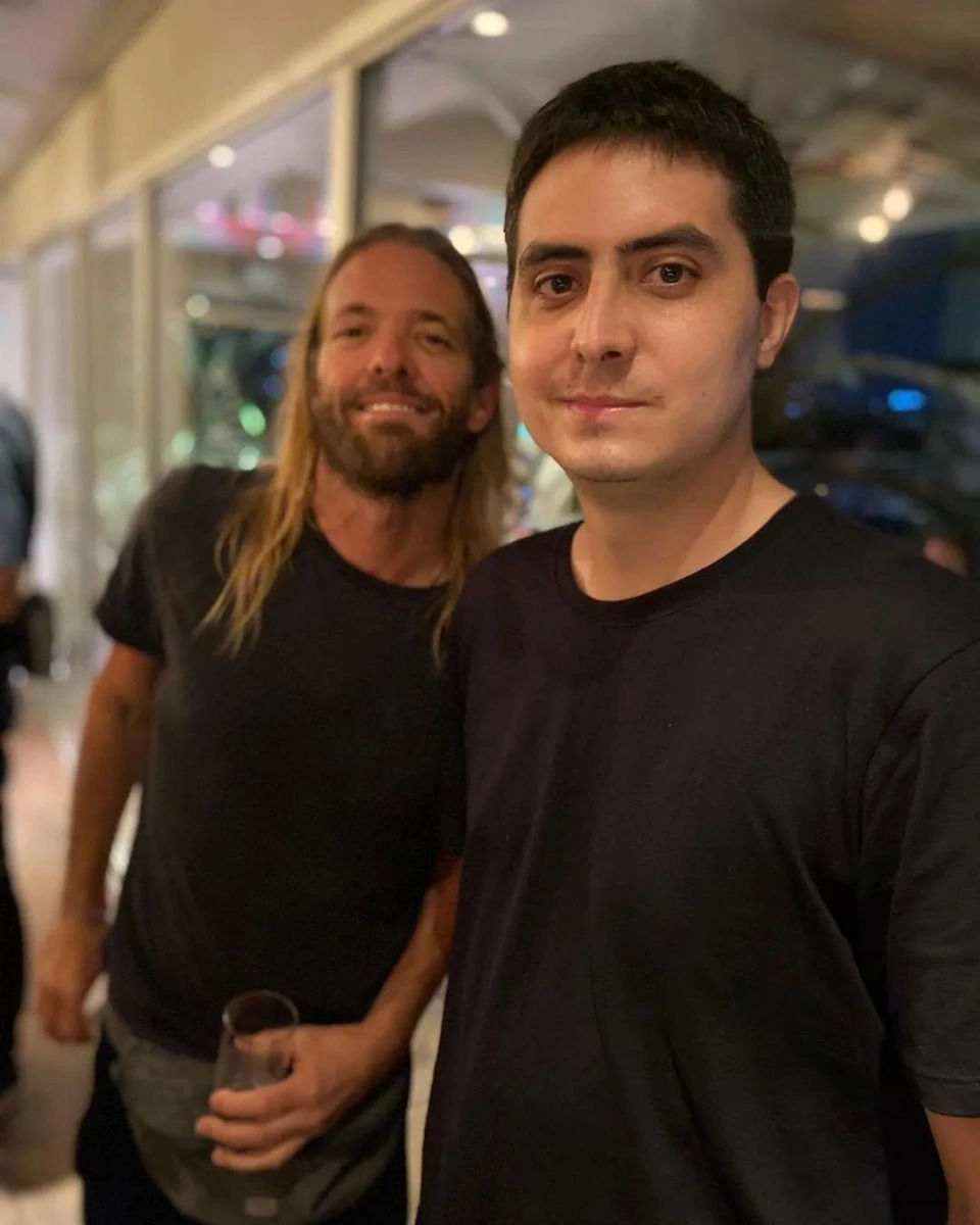 Taylor Hawkins e Lucas Ovelar (Reprodução/Acervo Pessoal)