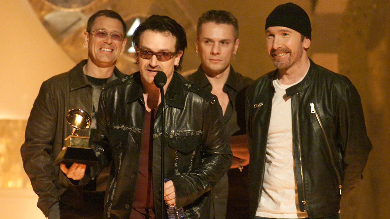 U2 no Grammy 2001. (Créditos: Kevin Winter/Getty Images)