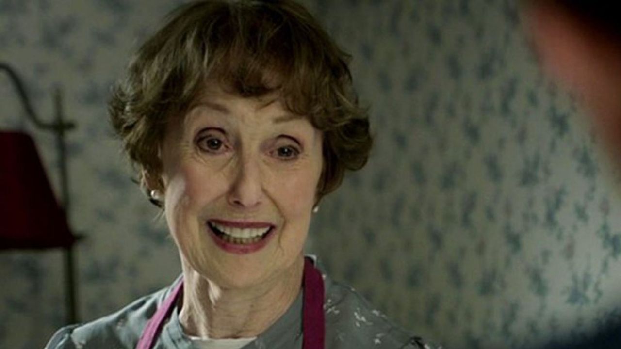 Una Stubbs como Sra. Hudson na série Sherlock (Foto: Reprodução)