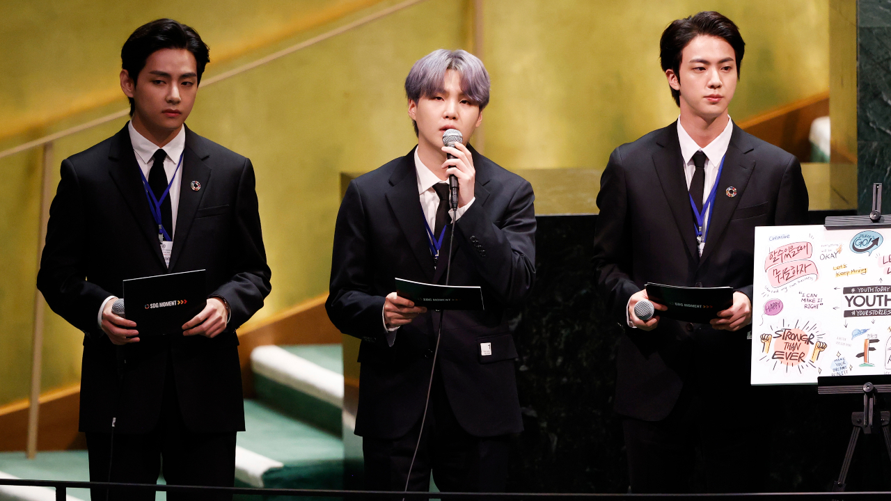 V, Suga e Jin do BTS em evento da ONU 2021 (Foto: John Angelillo-Pool/Getty Images)
