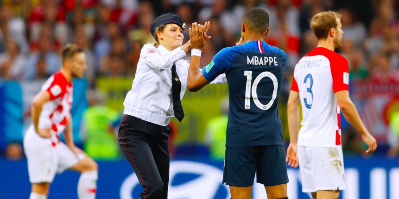 Integrante do Pussy Riot invadindo o gramado durante jogo da Copa do Mundo na Rússia (Foto: Kyodo/AP)