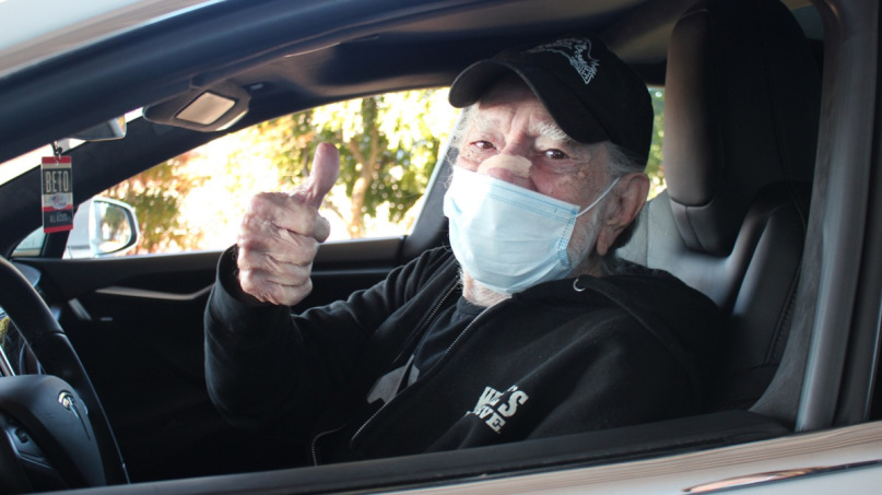 Willie Nelson, lenda do country, toma vacina para Covid-19