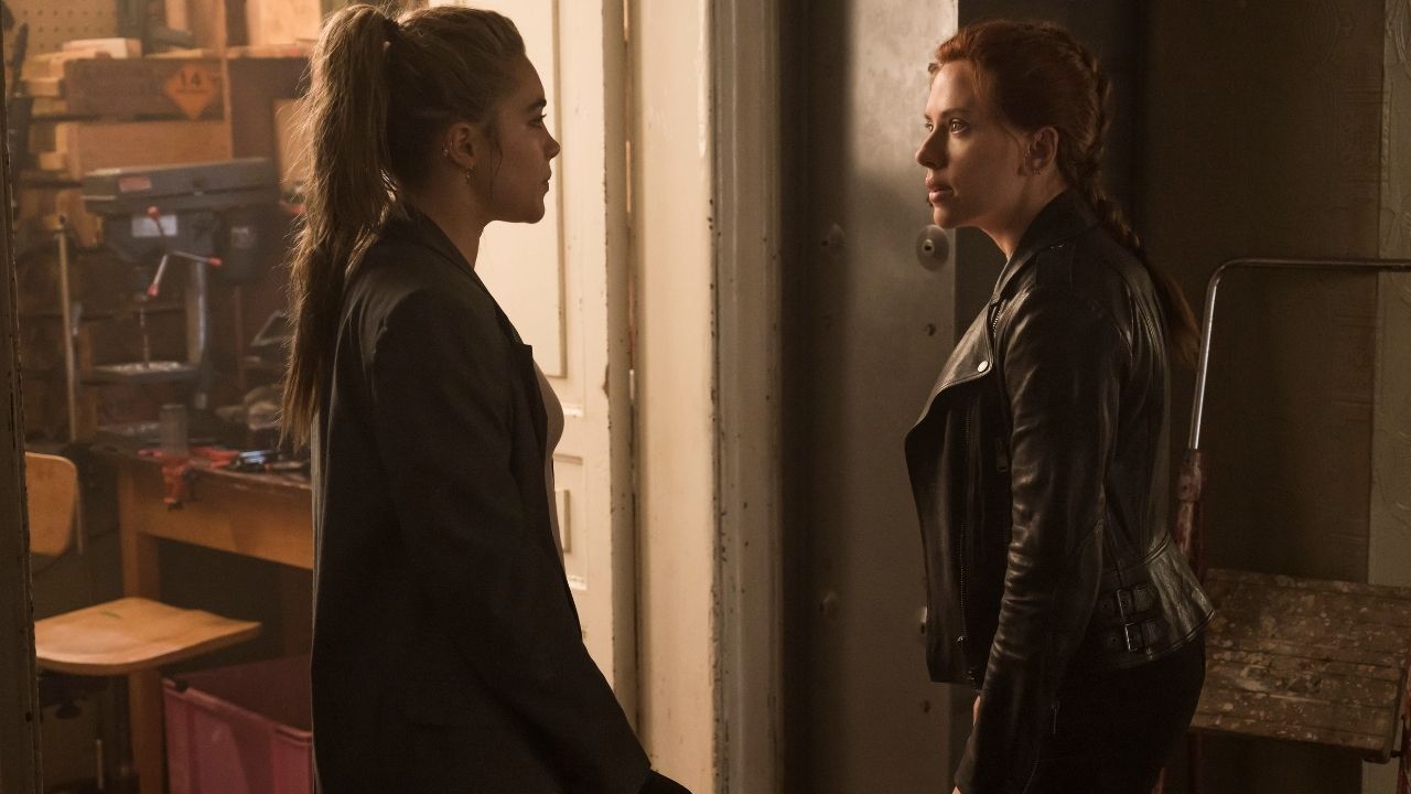 natasha e yelena se encarando dentro do apartamento em cena de viúva negra