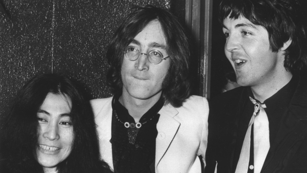 Yoko Ono, John Lennon e Paul McCartney em 1968 (Foto: Peter Kemp/AP Photo)