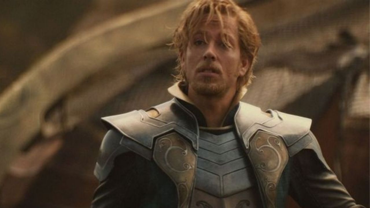 Zachary com Fandral usando armadura prateada e dourada.